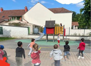 enfants dans la cour de l'école