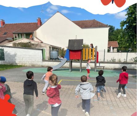 enfants dans la cour de l'école