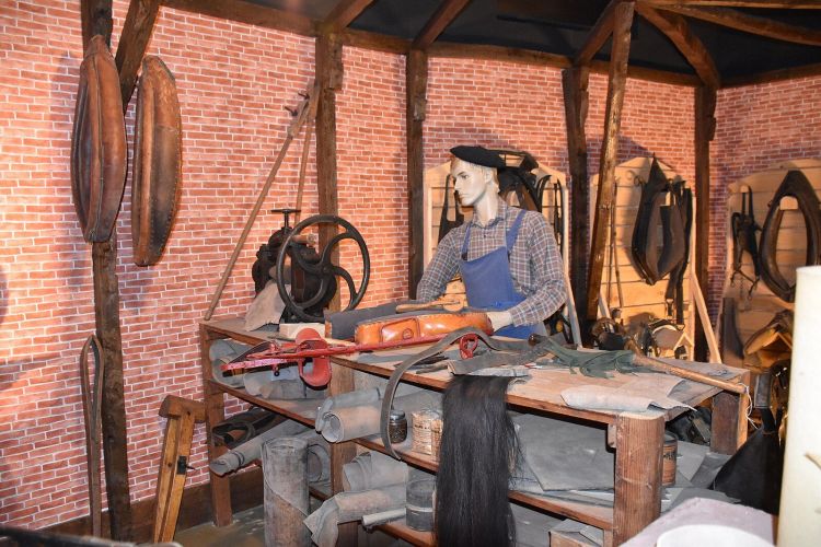 Le bourrelier - Village des métiers d'antan © Wikimedia