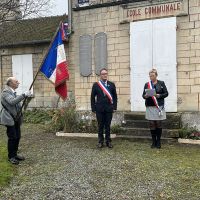 Dépôt de fleurs au monument aux morts de Baillon