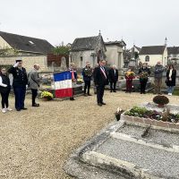 Dépôt de fleurs au cimetière d'Asnières-sur-Oise