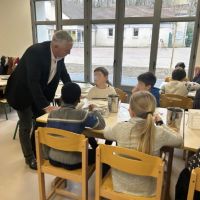 les enfants en compagnie du maire inaugurent leur restaurant scolaire