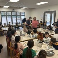 les enfants inaugurent leur restaurant scolaire