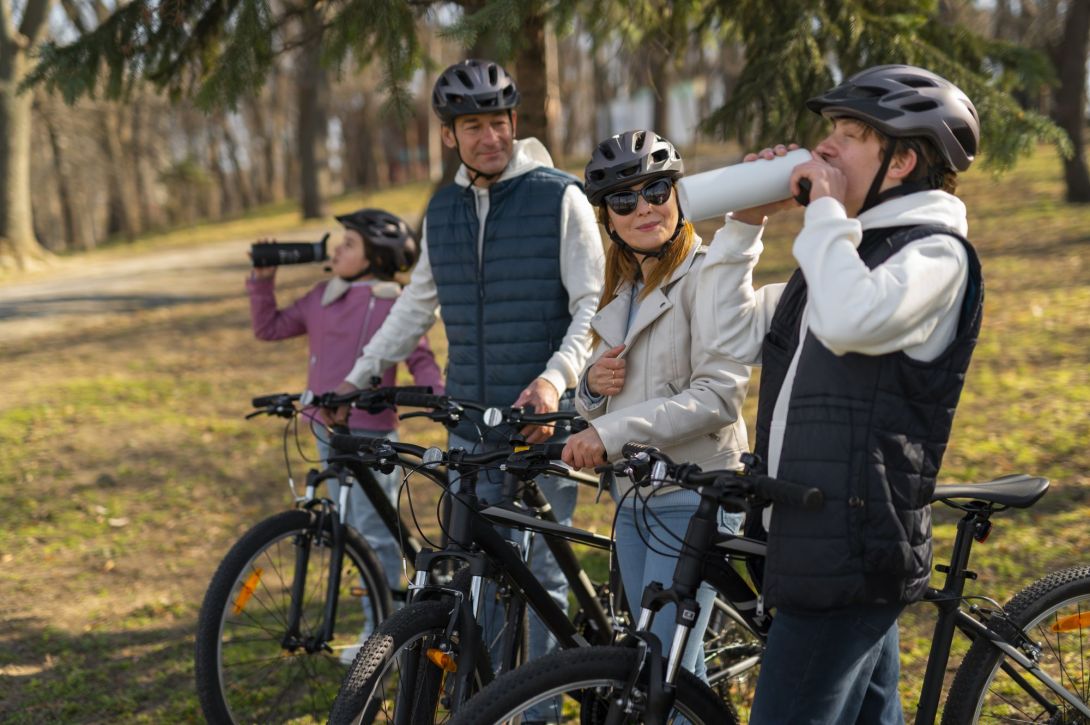 famille en vélo